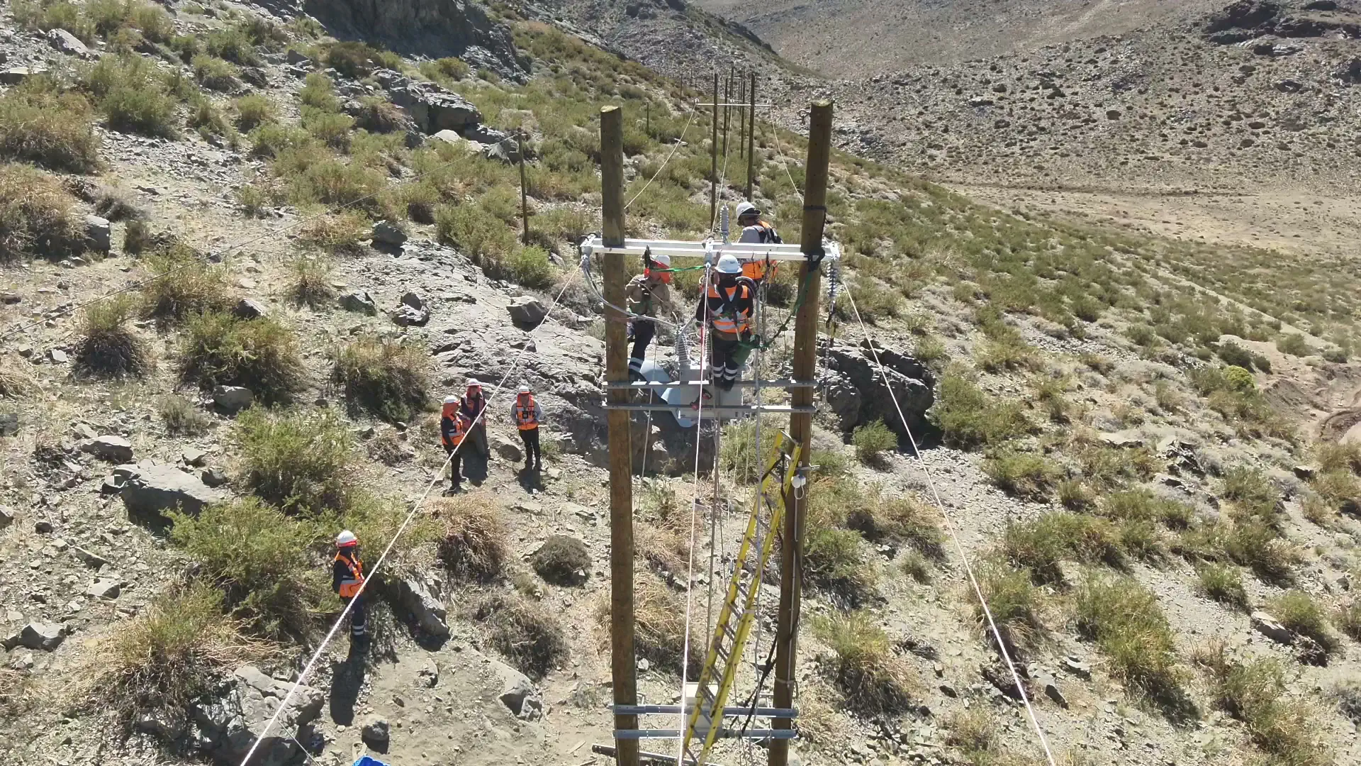 Cuadrilla de GYS trabajando en altura sobre una estructura de línea de media tensión de 23 kV, en ladera de la Región de Coquimbo