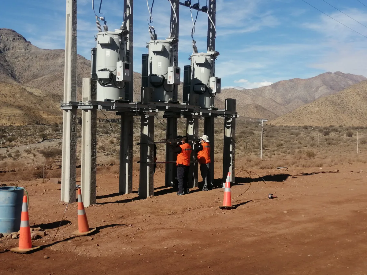 Banco regulador de voltaje de 23 kV montado sobre estructura de hormigón