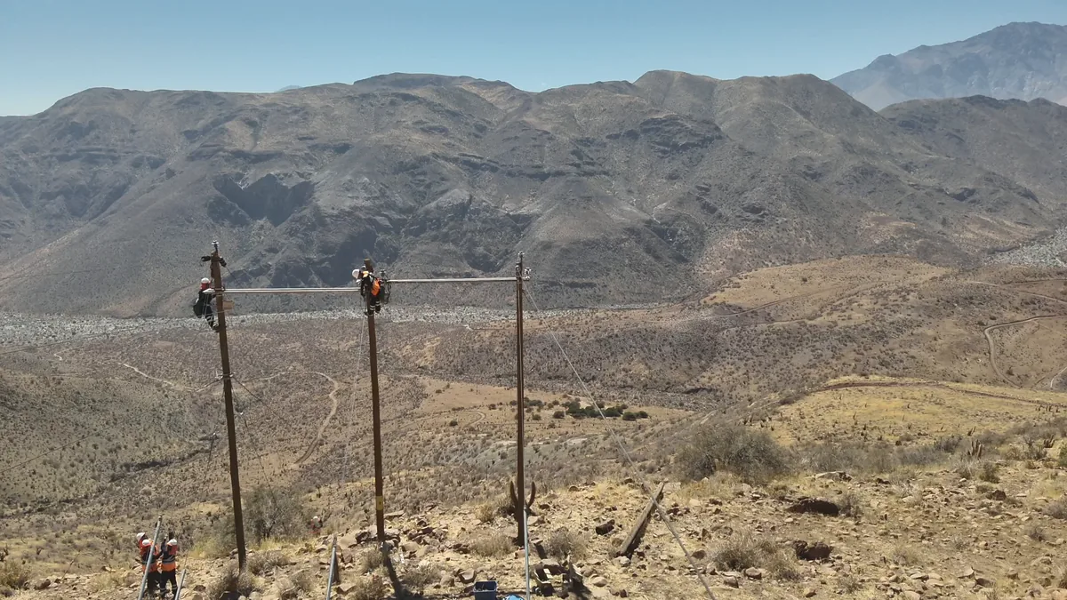 Recambio de estructura eléctrica en línea aérea de alta montaña